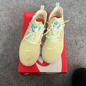 Woman’s Nike react presto size 8.5